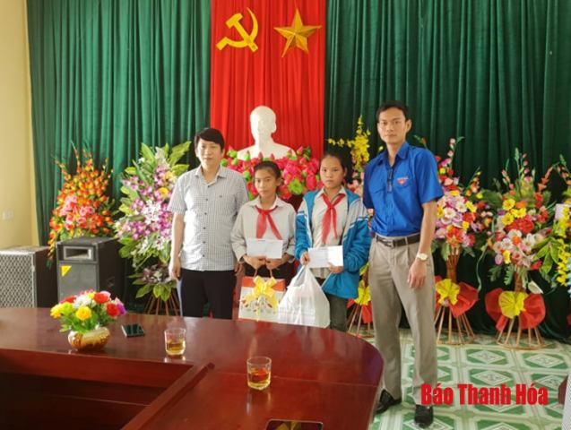 Báo Thanh Hóa trao quà cho học sinh có hoàn cảnh đặc biệt khó khăn tại huyện Lang Chánh