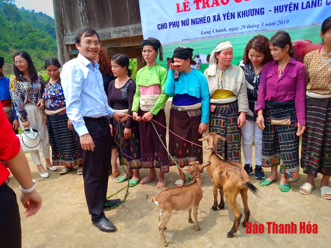 Trao giống vật nuôi cho phụ nữ nghèo ở xã biên giới Yên Khương