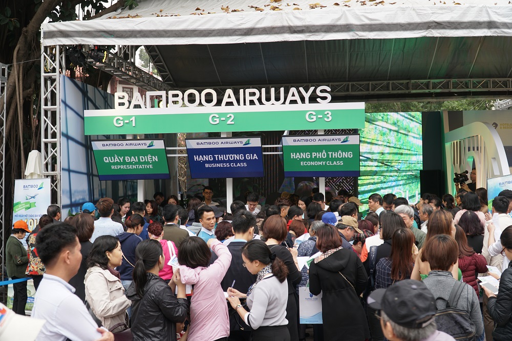 Xếp hàng đông nghẹt “săn” vé máy bay và combo du lịch trọn gói của Bamboo Airways