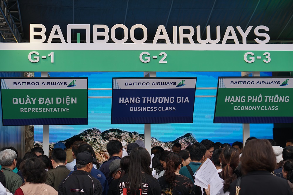 Xếp hàng đông nghẹt “săn” vé máy bay và combo du lịch trọn gói của Bamboo Airways