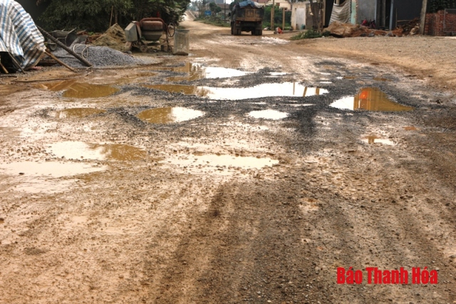 Đường tỉnh 518 qua xã Yên Lâm xuống cấp nghiêm trọng