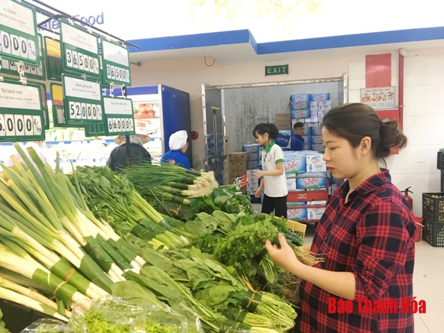 TP Thanh Hóa: Các siêu thị nhập cuộc phong trào gói thực phẩm bằng lá chuối