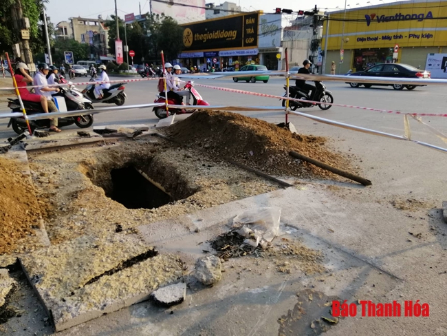 Tiến hành sửa chữa điểm sụt lún tại đầu đường Đội Cung, TP Thanh Hóa