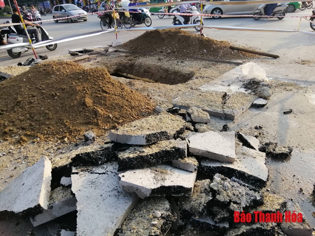 Tiến hành sửa chữa điểm sụt lún tại đầu đường Đội Cung, TP Thanh Hóa