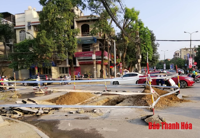 Tiến hành sửa chữa điểm sụt lún tại đầu đường Đội Cung, TP Thanh Hóa