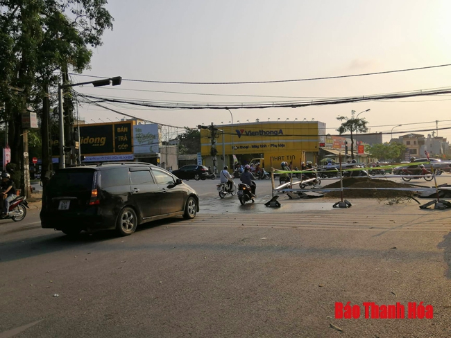 Tiến hành sửa chữa điểm sụt lún tại đầu đường Đội Cung, TP Thanh Hóa