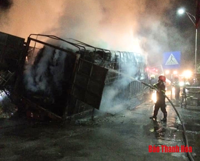 Thanh Hoá: Tông xe liên hoàn trên quốc lộ 1A, 2 người tử vong trong ca bin