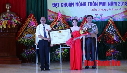 Xã Hoằng Giang (Hoằng Hóa) đón Bằng công nhận xã đạt chuẩn nông thôn mới