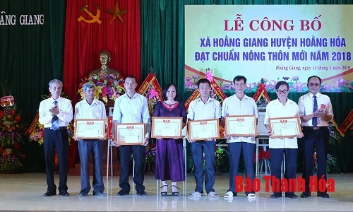 Xã Hoằng Giang (Hoằng Hóa) đón Bằng công nhận xã đạt chuẩn nông thôn mới