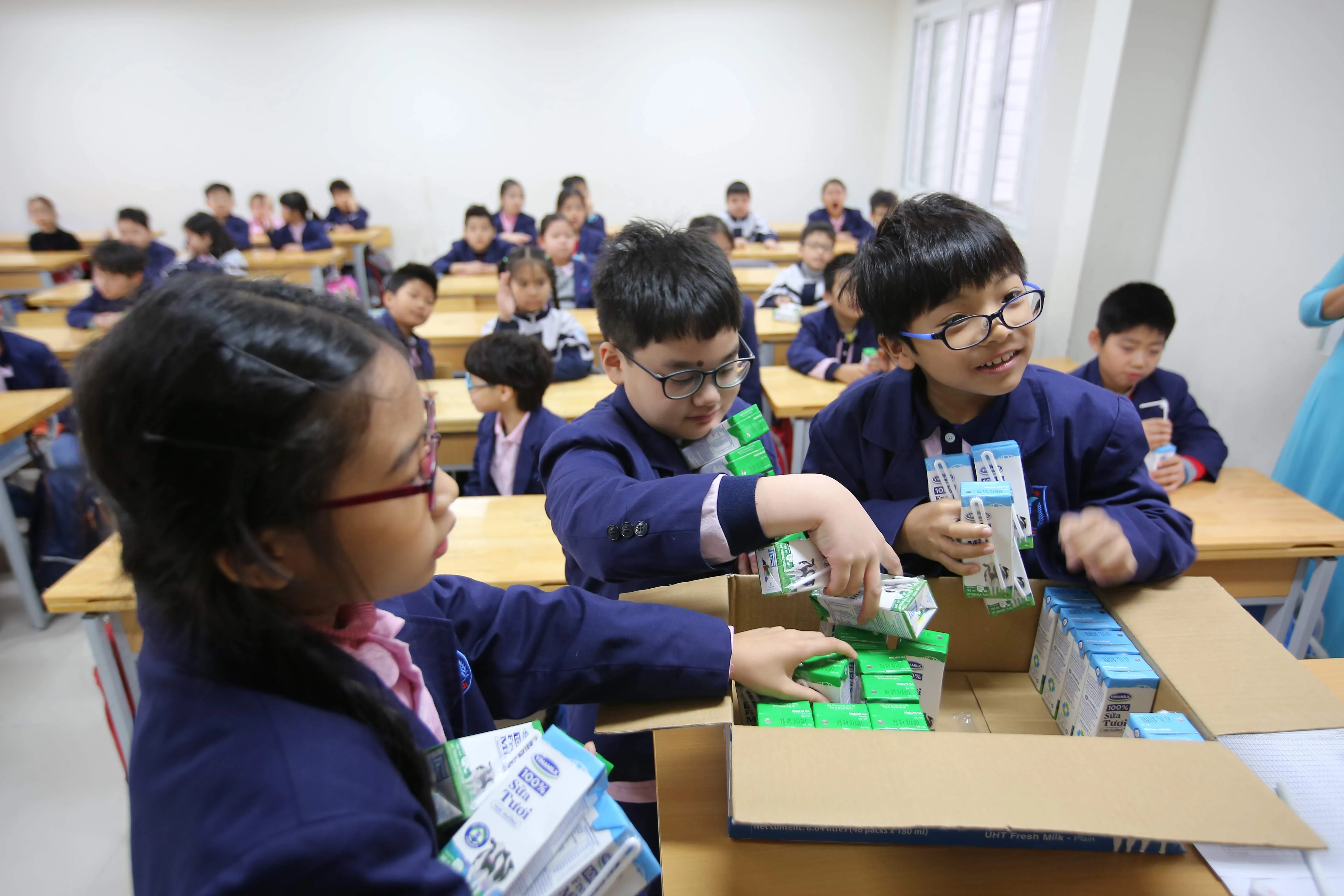 Nhiều lợi ích không ngờ, phụ huynh Hà Nội “ngất ngây” với Sữa học đường