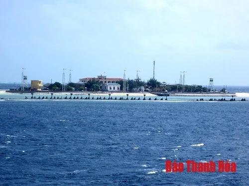 Thăm, tặng quà cho cán bộ, chiến sỹ đảo Sinh Tồn Đông và đảo Len Đao