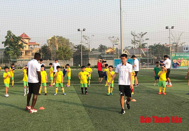 Danh thủ Đình Tùng mở Trung tâm bóng đá cộng đồng tại quê nhà Thanh Hóa