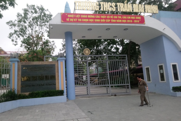 Một học sinh Trường THCS Trần Mai Ninh bị thương khi rơi từ tầng cao xuống sân trường