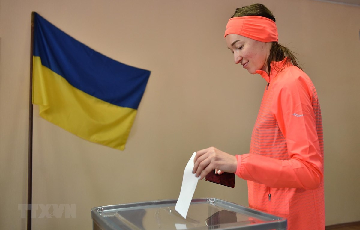 Bầu cử tổng thống Ukraine: Cử tri bắt đầu đi bầu vòng hai