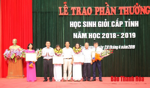 Trường THPT Quảng Xương I trao thưởng hơn 200 triệu cho giáo viên và học sinh giỏi