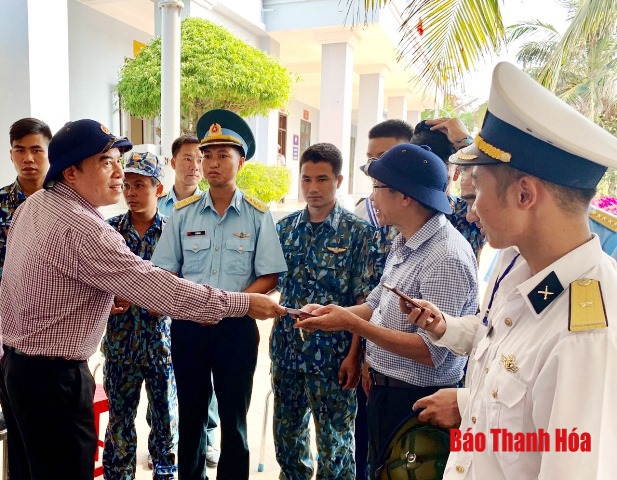 Thăm, tặng quà cho cán bộ, chiến sỹ quê Thanh Hóa trên đảo Song Tử Tây và đảo Đá Nam