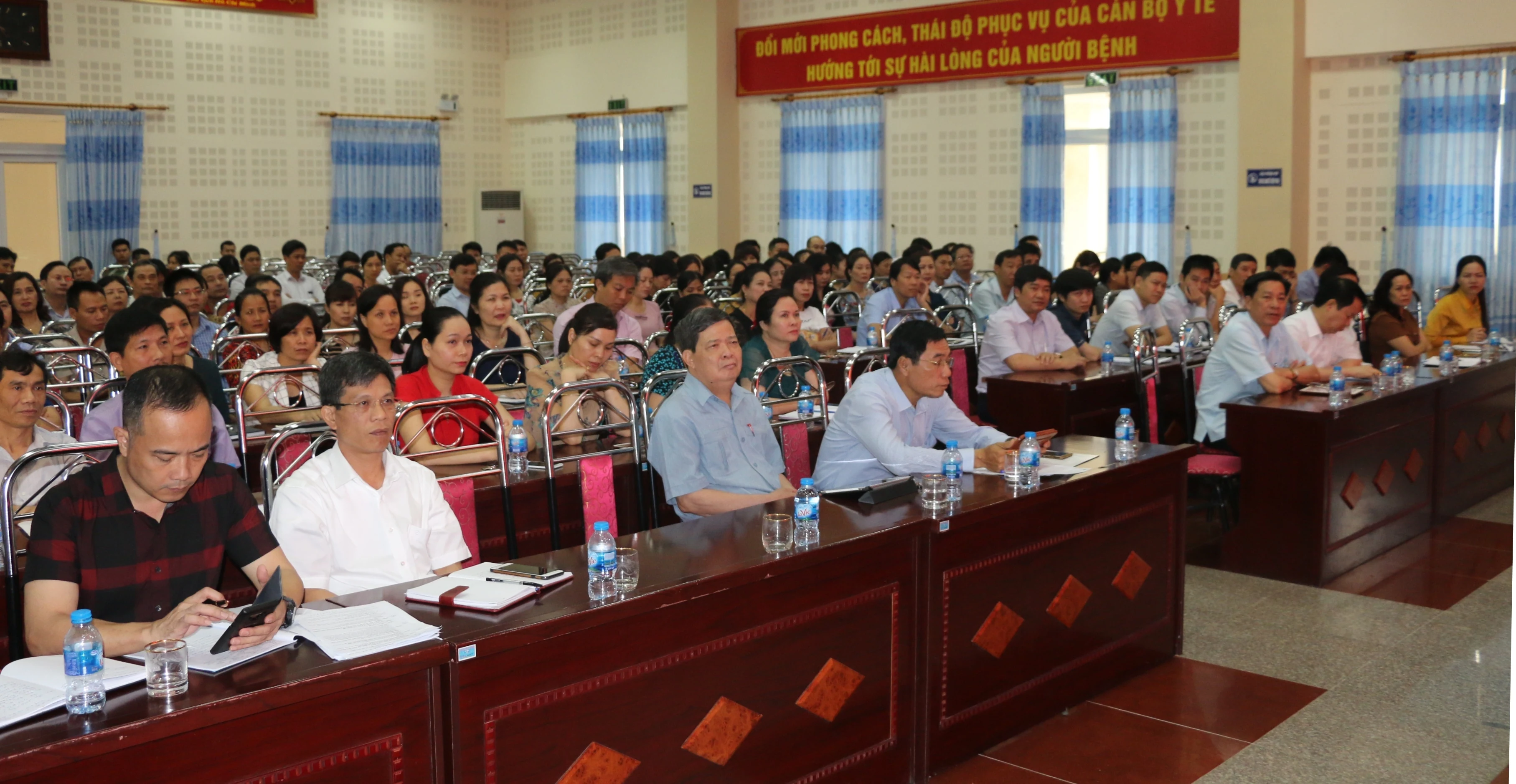 Đoàn ĐBQH tỉnh tiếp xúc cử tri tại Bệnh viện Đa khoa tỉnh và Bảo hiểm xã hội tỉnh