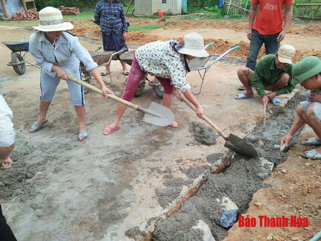 Xúc động hình ảnh người dân cùng góp công, góp sức xây trường cho học sinh vùng cao Quan Sơn