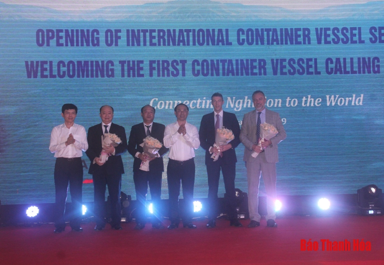Khai trương tuyến dịch vụ vận tải container quốc tế và đón chuyến tàu container quốc tế đầu tiên đến Cảng tổng hợp quốc tế Nghi Sơn