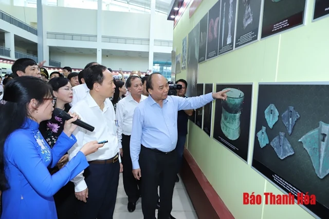 Hình ảnh hoạt động của Thủ tướng Chính phủ Nguyễn Xuân Phúc nhân dịp kỷ niệm 990 năm Thanh Hóa