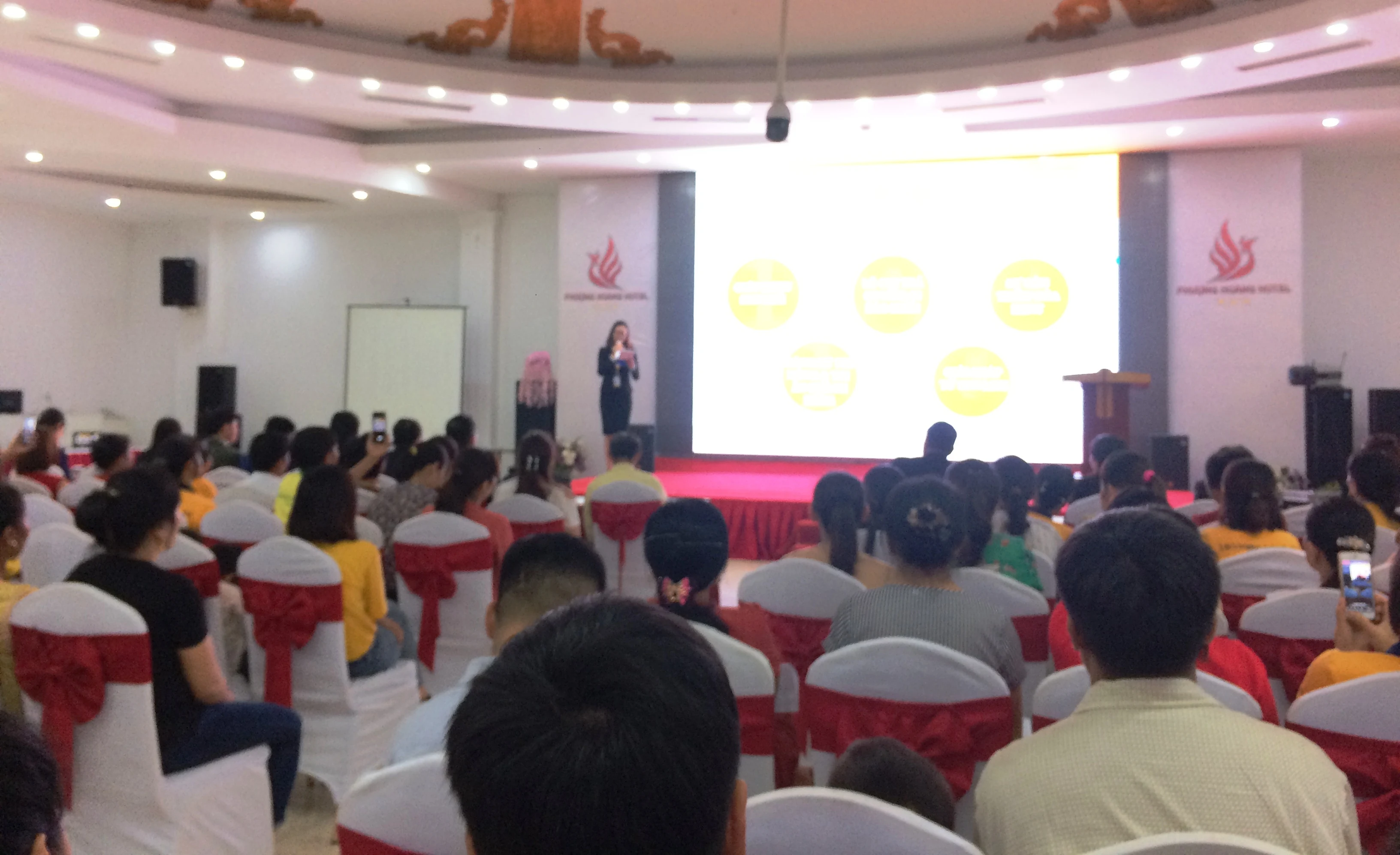 Sun Life Việt Nam chi trả quyền lợi bảo hiểm cho hai khách hàng tại Thanh Hóa