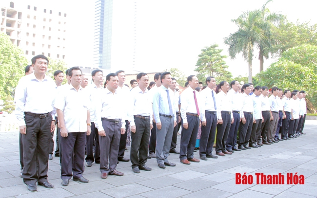 Đoàn đại biểu Tỉnh ủy, HĐND, UBND, Ủy ban MTTQ tỉnh dâng hương tưởng niệm Chủ tịch Hồ Chí Minh