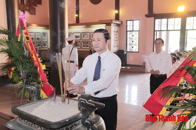 Đoàn đại biểu Tỉnh ủy, HĐND, UBND, Ủy ban MTTQ tỉnh dâng hương tưởng niệm Chủ tịch Hồ Chí Minh