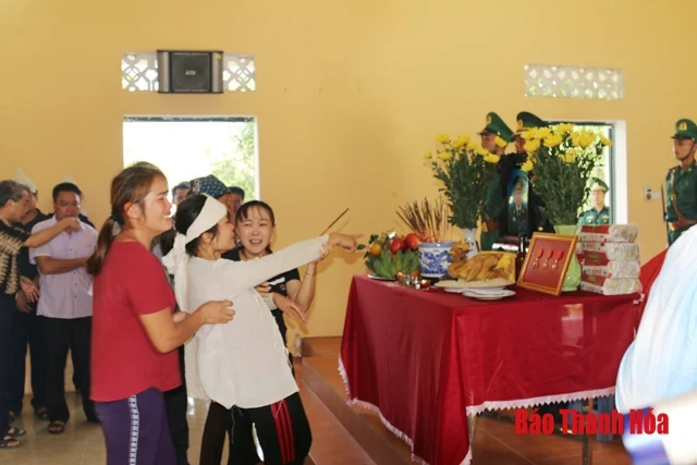 Nghẹn ngào tiễn biệt Thiếu tá Vi Văn Nhất về với đất mẹ