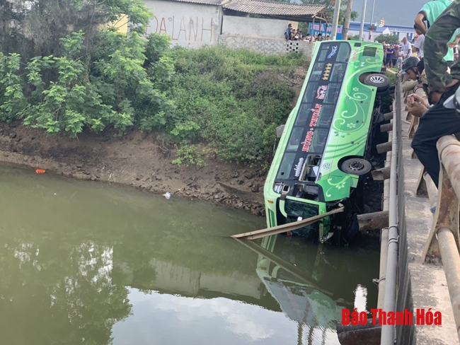 Xe khách rơi xuống sông, 1 người chết, ít nhất 2 người bị thương