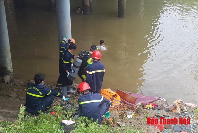 Xe khách rơi xuống sông, 1 người chết, ít nhất 2 người bị thương