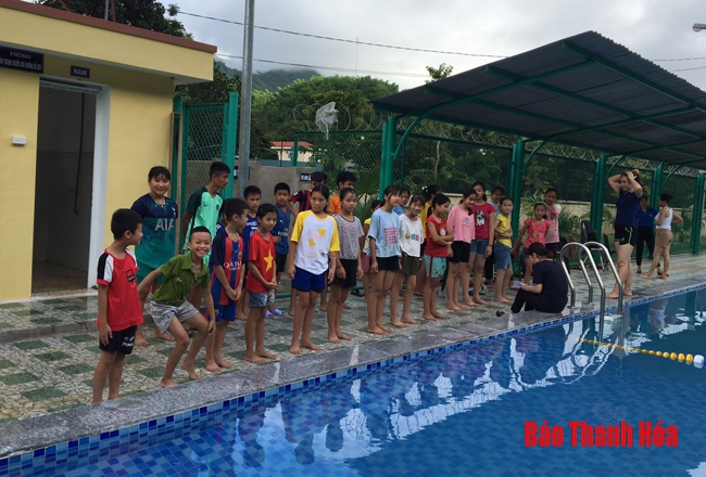 Quan Sơn: 150 thiếu nhi được học bơi miễn phí