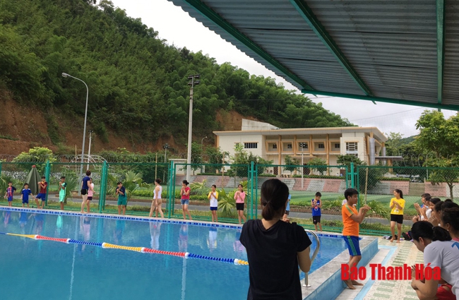 Quan Sơn: 150 thiếu nhi được học bơi miễn phí