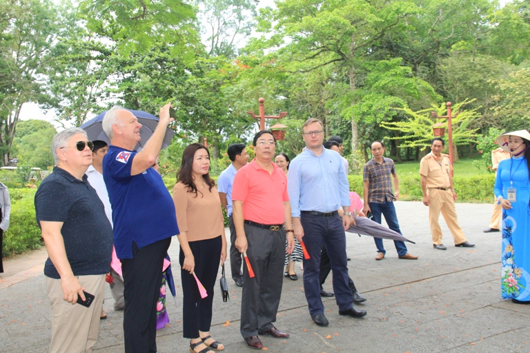 Đại sứ Đặc mệnh toàn quyền Liên bang Nga tại Việt Nam thăm Khu di tích quốc gia đặc biệt Lam Kinh