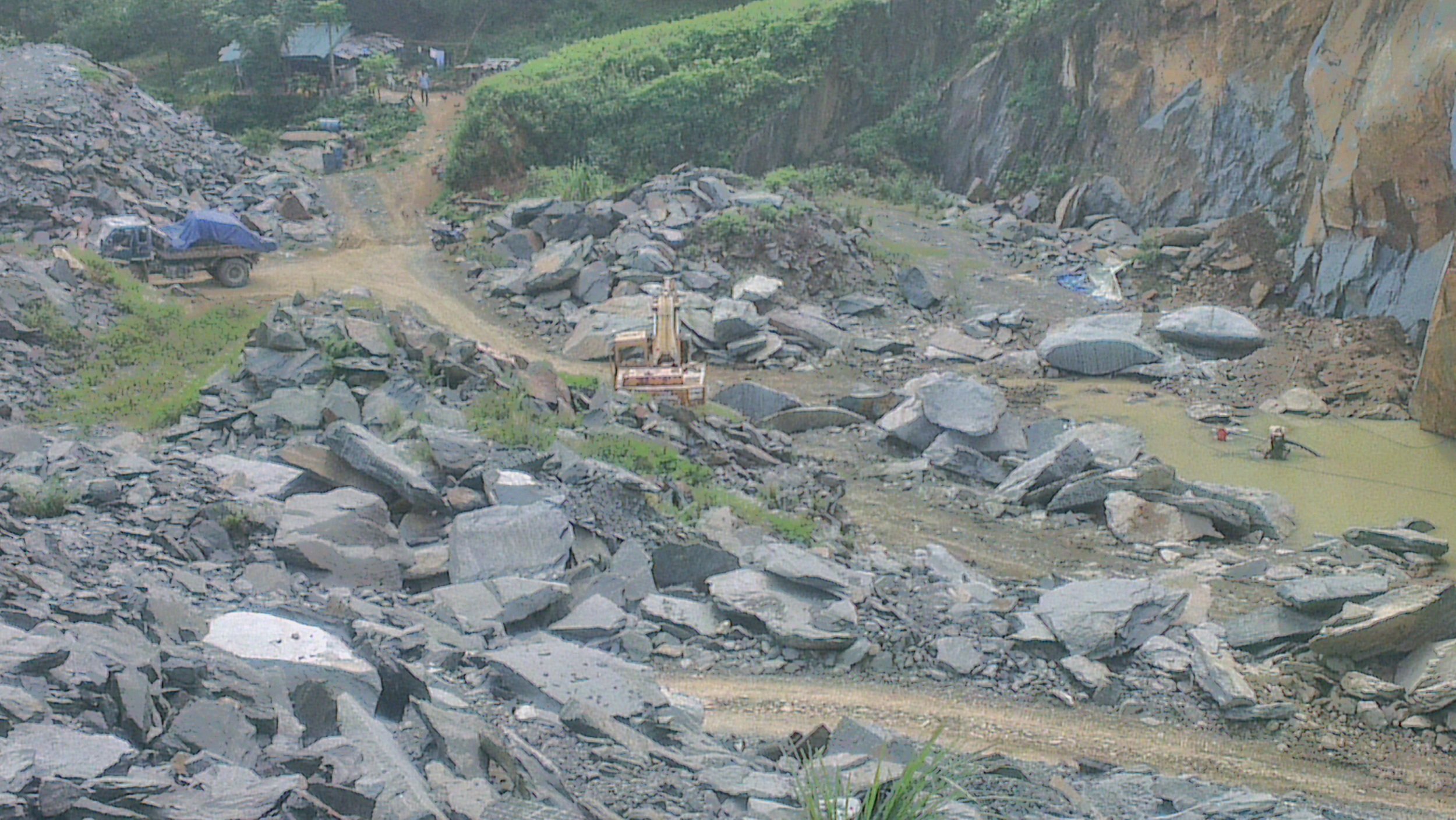 Đóng cửa mỏ đá spilit tại xã Hà Dương