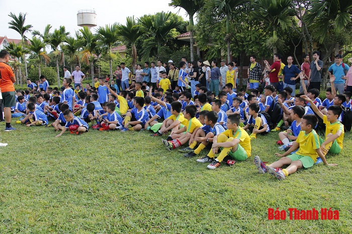 Kỷ niệm 100 năm ngày sinh người sáng lập Làng trẻ em SOS; tổ chức tặng quà, giao lưu bóng đá nhân tháng hành động vì trẻ em