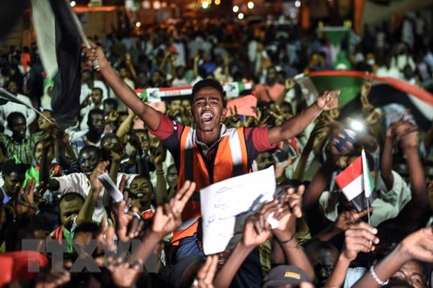 Phe biểu tình tại Sudan chấp nhận đề xuất về chuyển tiếp chính trị
