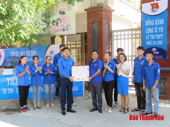 Thăm, tặng quà và động viên các đội hình tình nguyện “Tiếp sức mùa thi”