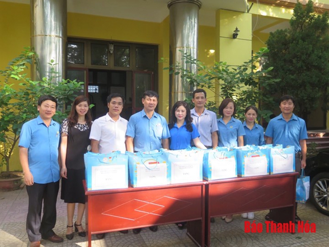 TP Sầm Sơn trao quà cho trẻ em, học sinh nghèo có hoàn cảnh khó khăn