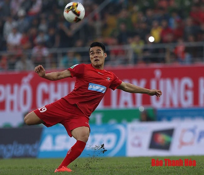 CLB Thanh Hóa bất ngờ chia tay Samuel Monday, đón tiền vệ Vương Quốc Trung