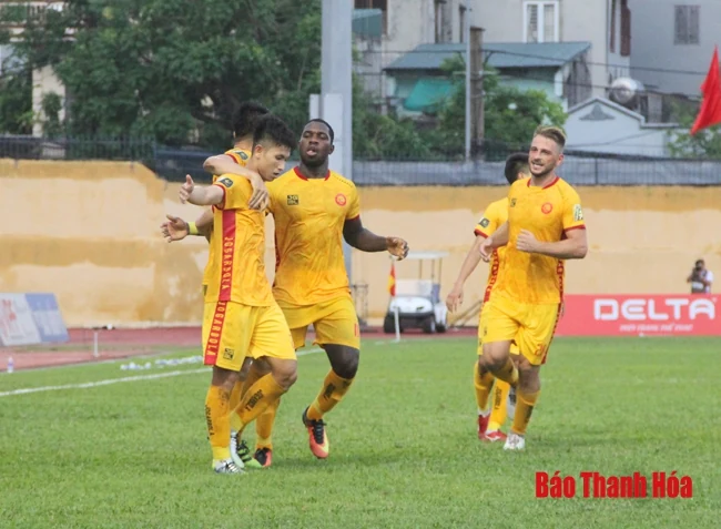 CLB Thanh Hóa bất ngờ chia tay Samuel Monday, đón tiền vệ Vương Quốc Trung