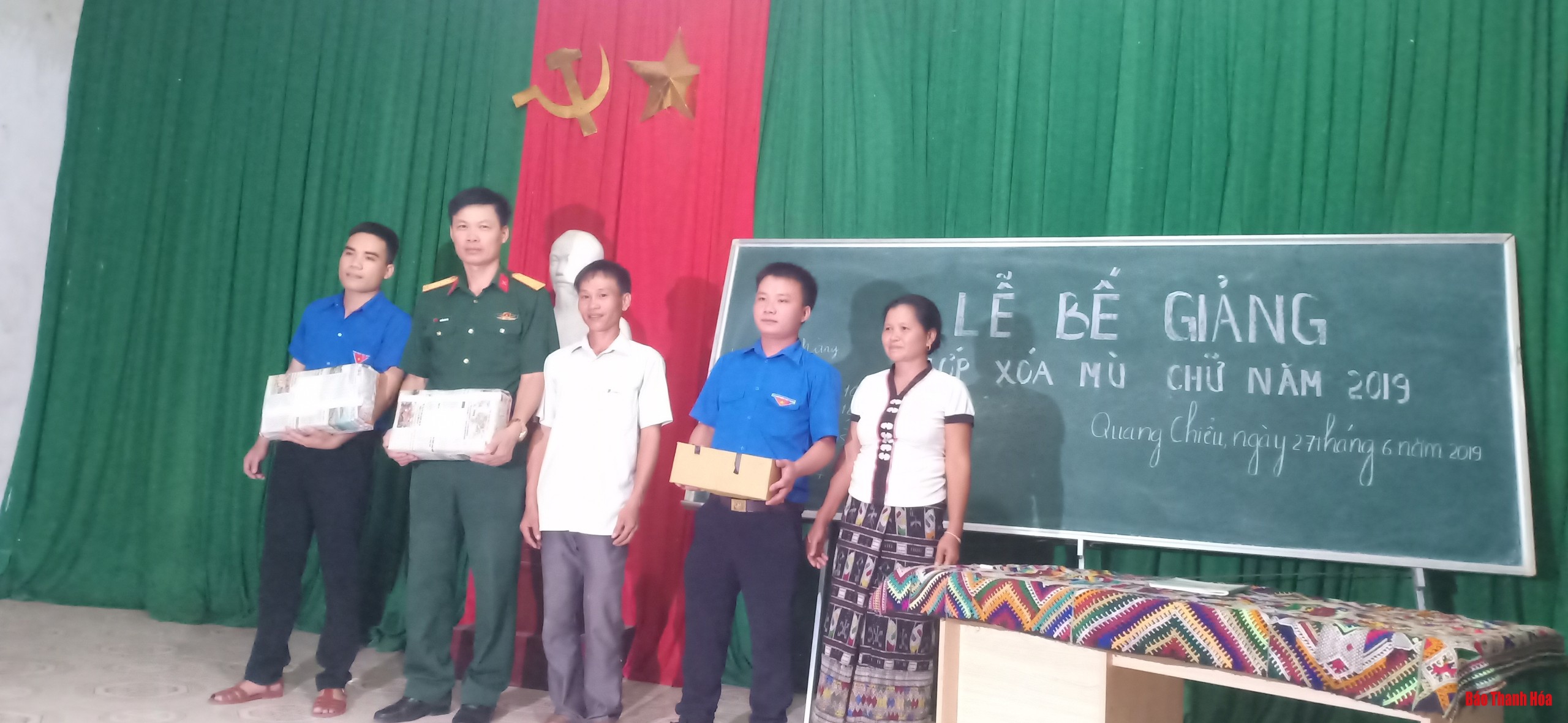 Bế giảng lớp xóa mù chữ cho bà con nhân dân huyện Mường Lát