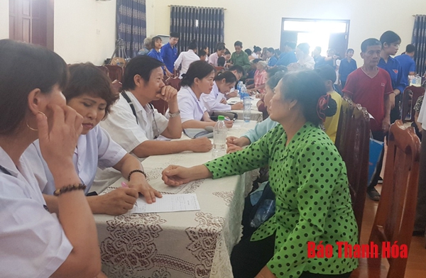 Khám bệnh và cấp phát thuốc miễn phí cho người dân xã Định Tăng