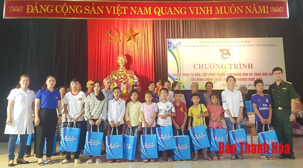 Khám bệnh và cấp phát thuốc miễn phí cho người dân xã Định Tăng