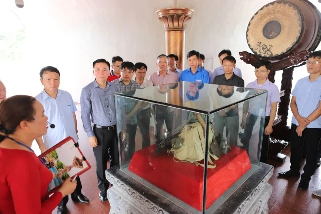 Đoàn đại biểu tỉnh Thanh Hóa viếng Đại tướng Võ Nguyên Giáp và các anh hùng liệt sĩ tại các nghĩa trang tỉnh Quảng Bình và Quảng Trị