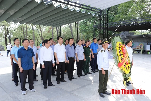 Đoàn đại biểu tỉnh Thanh Hóa viếng Đại tướng Võ Nguyên Giáp và các anh hùng liệt sĩ tại các nghĩa trang tỉnh Quảng Bình và Quảng Trị
