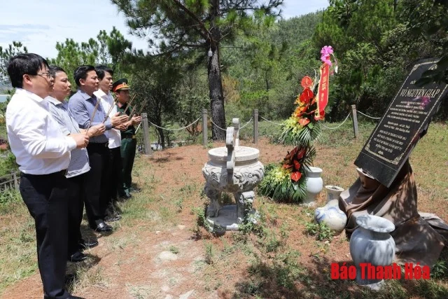 Đoàn đại biểu tỉnh Thanh Hóa viếng Đại tướng Võ Nguyên Giáp và các anh hùng liệt sĩ tại các nghĩa trang tỉnh Quảng Bình và Quảng Trị
