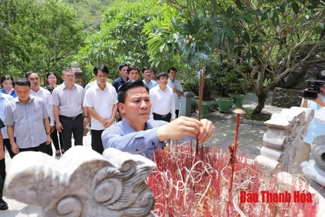 Đoàn đại biểu tỉnh Thanh Hóa viếng Đại tướng Võ Nguyên Giáp và các anh hùng liệt sĩ tại các nghĩa trang tỉnh Quảng Bình và Quảng Trị