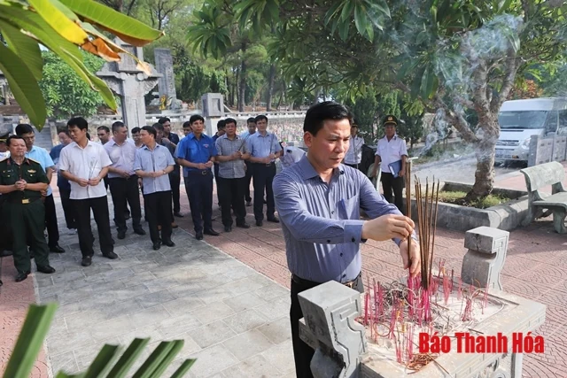 Đoàn đại biểu tỉnh Thanh Hóa viếng Đại tướng Võ Nguyên Giáp và các anh hùng liệt sĩ tại các nghĩa trang tỉnh Quảng Bình và Quảng Trị