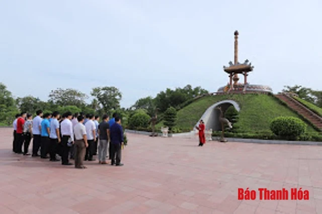Đoàn đại biểu tỉnh Thanh Hóa viếng Đại tướng Võ Nguyên Giáp và các anh hùng liệt sĩ tại các nghĩa trang tỉnh Quảng Bình và Quảng Trị