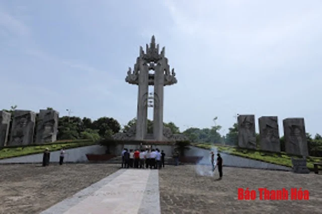 Đoàn đại biểu tỉnh Thanh Hóa viếng Đại tướng Võ Nguyên Giáp và các anh hùng liệt sĩ tại các nghĩa trang tỉnh Quảng Bình và Quảng Trị